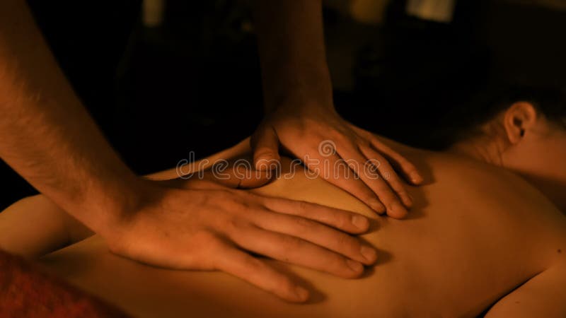 Yrkesmässig manlig massör som gör massagen för kvinnlig klient på brunnsortsalongen fotografering för bildbyråer Yrkesmässig manlig massör som gör massagen för kvinnlig klient på brunnsortsalongen fotografering för bildbyråer