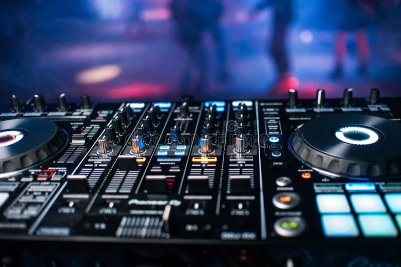 Yrkesmässig panel av discjockeykonsolen för blandande musik i nattklubb på partiet fotografering för bildbyråer Yrkesmässig panel av discjockeykonsolen för blandande musik i nattklubb på partiet fotografering för bildbyråer