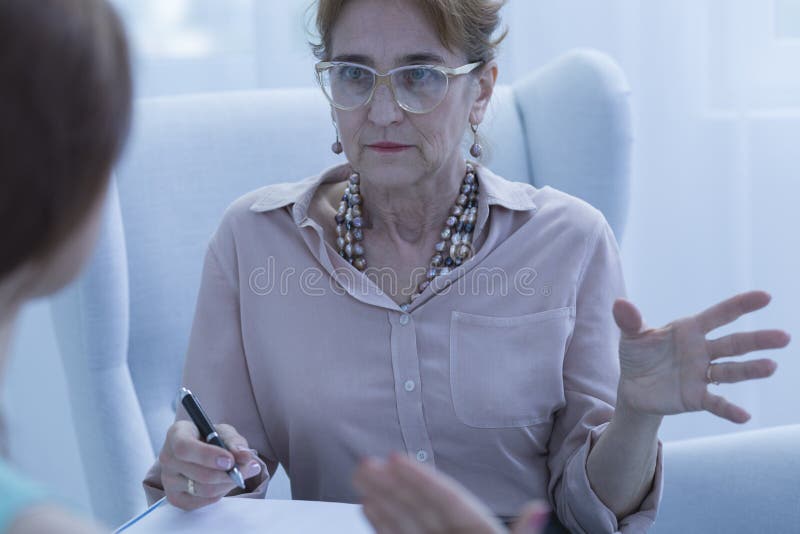 Yrkesmässig psykolog med patienten arkivbilder Yrkesmässig psykolog med patienten arkivbilder