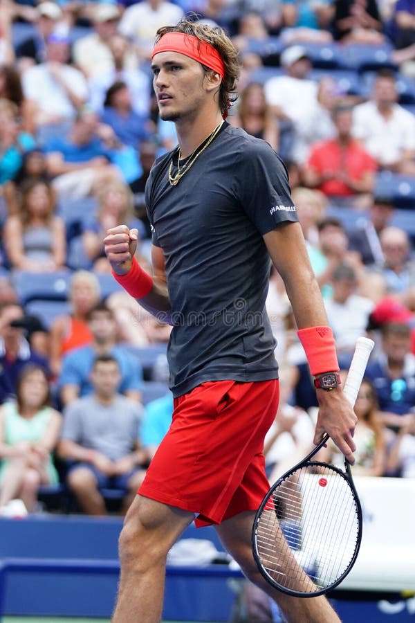 Yrkesmässig tennisspelare Alexander Zverev av Tyskland i handling under hans US Openrunda 2018 av match 32 royaltyfri foto Yrkesmässig tennisspelare Alexander Zverev av Tyskland i handling under hans US Openrunda 2018 av match 32 royaltyfri foto