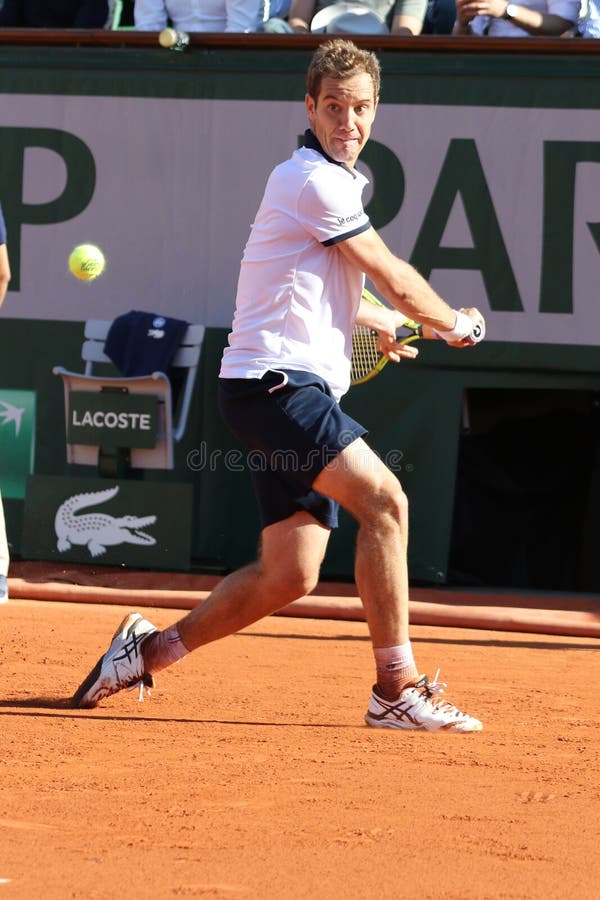 Yrkesmässig tennisspelare Richard Gasquet av Frankrike i handling under hans tredje runda match på Roland Garros 2015 arkivfoto Yrkesmässig tennisspelare Richard Gasquet av Frankrike i handling under hans tredje runda match på Roland Garros 2015 arkivfoto