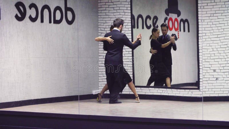 Yrkesmässiga dansare som dansar tango i balsal stock video