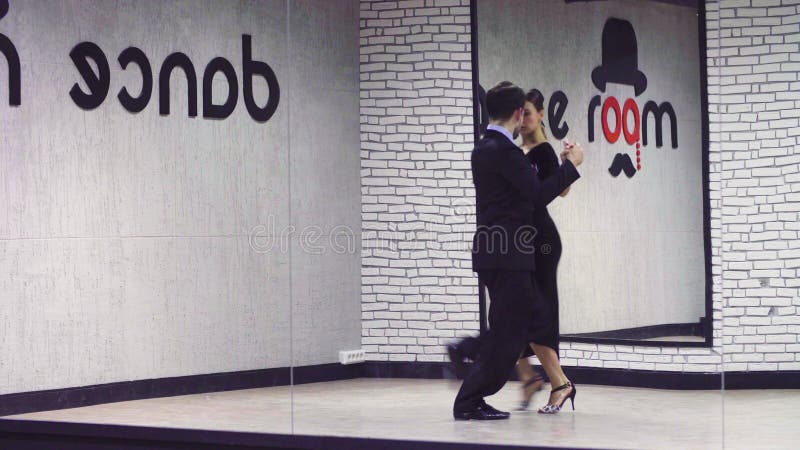 Yrkesmässiga dansare som dansar tango i balsal lager videofilmer
