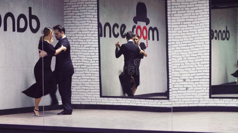 Yrkesmässiga dansare som dansar tango i balsal stock video