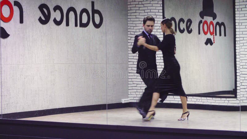 Yrkesmässiga dansare som dansar tango i balsal stock video