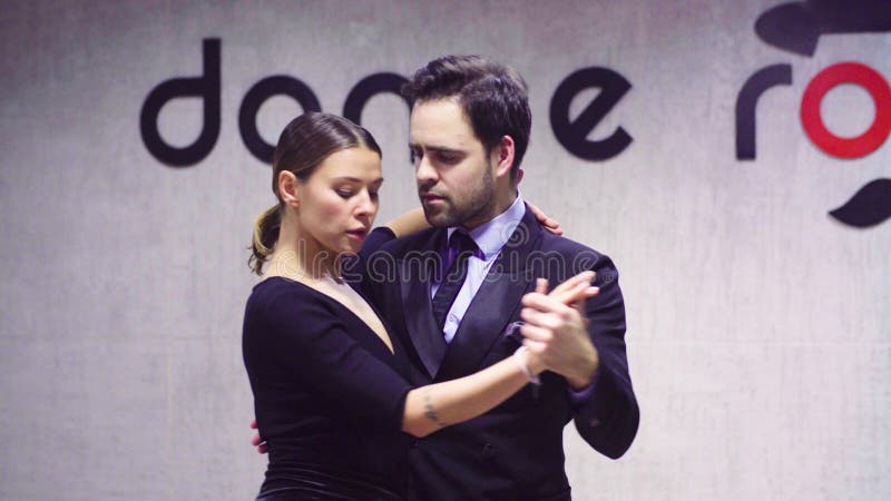 Yrkesmässiga dansare som dansar tango i balsal lager videofilmer