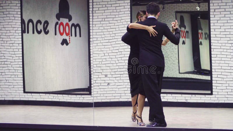 Yrkesmässiga dansare som dansar tango i balsal arkivfilmer