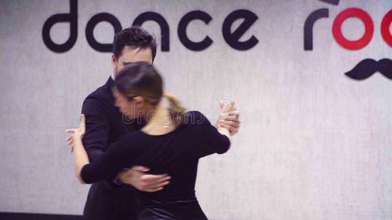 Yrkesmässiga dansare som dansar tango i balsal lager videofilmer