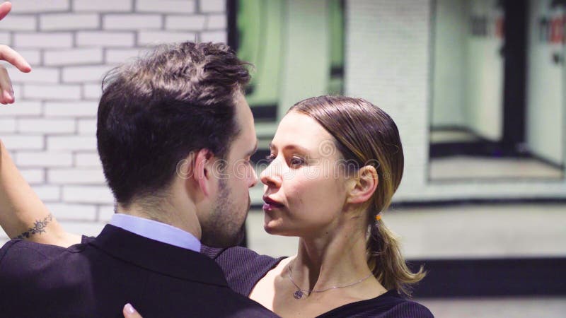 Yrkesmässiga dansare som dansar tango i balsal stock video