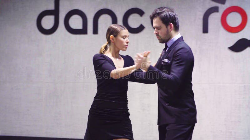 Yrkesmässiga dansare som dansar tango i balsal stock video