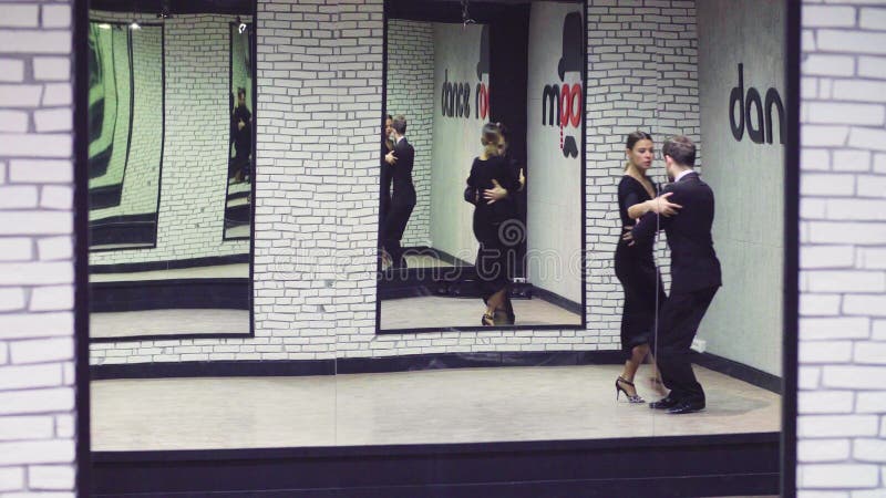 Yrkesmässiga dansare som dansar tango i balsal arkivfilmer