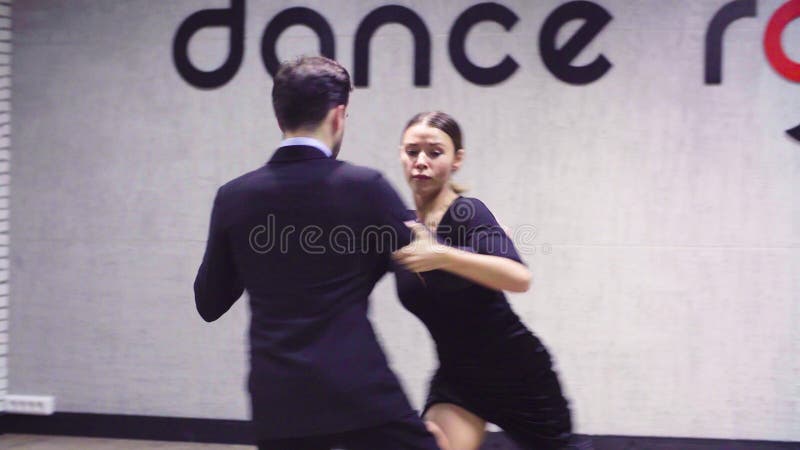 Yrkesmässiga dansare som dansar tango i balsal stock video