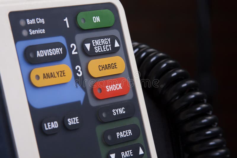 Yrkesm?ssiga defibrillatorknappar st?nger sig upp, den r?da chockknappen i huvudsaklig fokus Fungera en medicinsk AED-apparat i e arkivbild Yrkesm?ssiga defibrillatorknappar st?nger sig upp, den r?da chockknappen i huvudsaklig fokus Fungera en medicinsk AED-apparat i e arkivbild