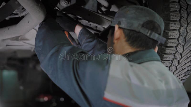 Yrkesmässigt automechanic arbetar på bilproblem