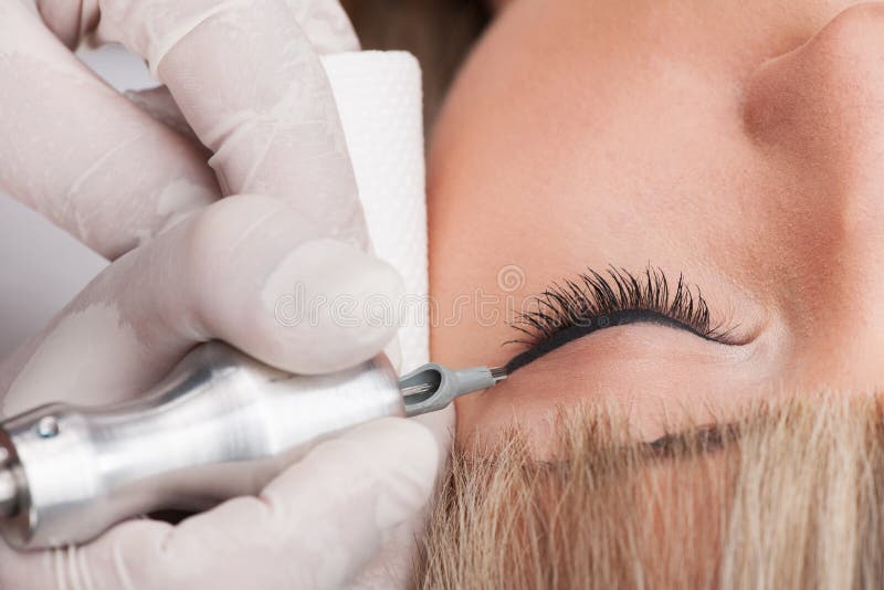 Yrkesmässigt smink för tattooistdanandepermanent. royaltyfri fotografi Yrkesmässigt smink för tattooistdanandepermanent. royaltyfri fotografi