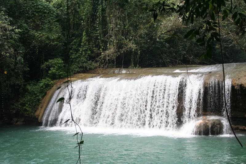 YS Fluss-Wasserfall stockbild