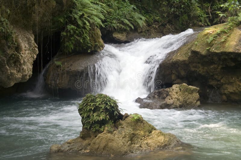 YS Fluss-Wasserfall lizenzfreie stockbilder