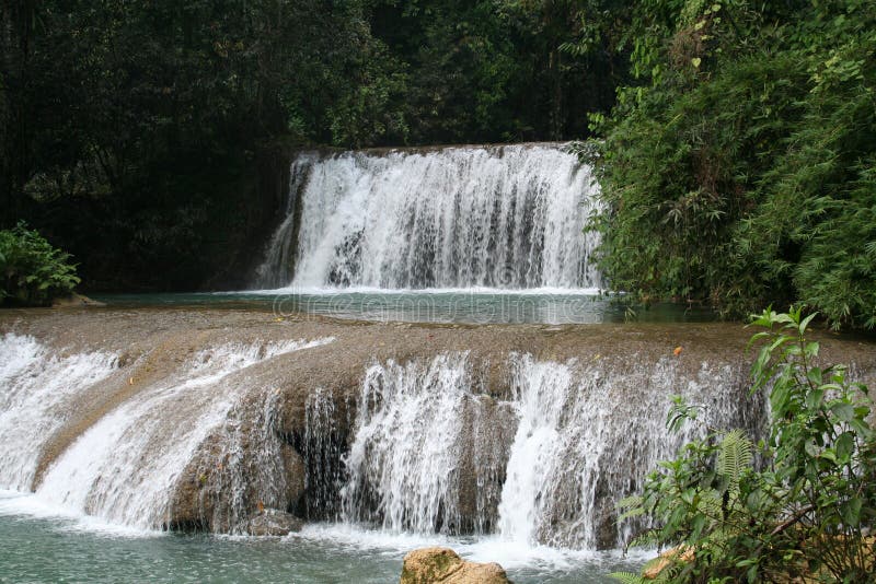 YS Fluss-Wasserfall lizenzfreie stockbilder