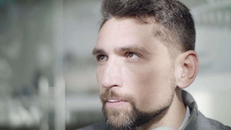 Ytan på en ung, stilig kaukasisk man som dricker cappuccino och ler. stäng porträtt av brunette browneyed guy stock video