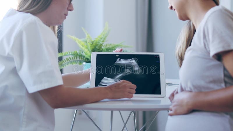 Ytolog, ung kvinna, som vid medicinsk konsultation av gravida kvinnor visat sig vara gravid med ultraljudsskanning till barn med