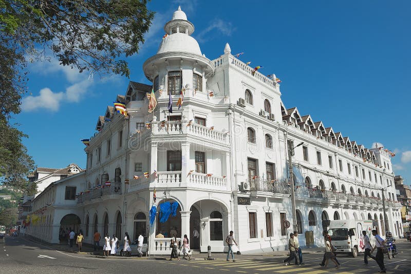 Yttersida av den historiska byggnaden av drottningens hotell i Kandy, Sri Lanka royaltyfri foto Yttersida av den historiska byggnaden av drottningens hotell i Kandy, Sri Lanka royaltyfri foto