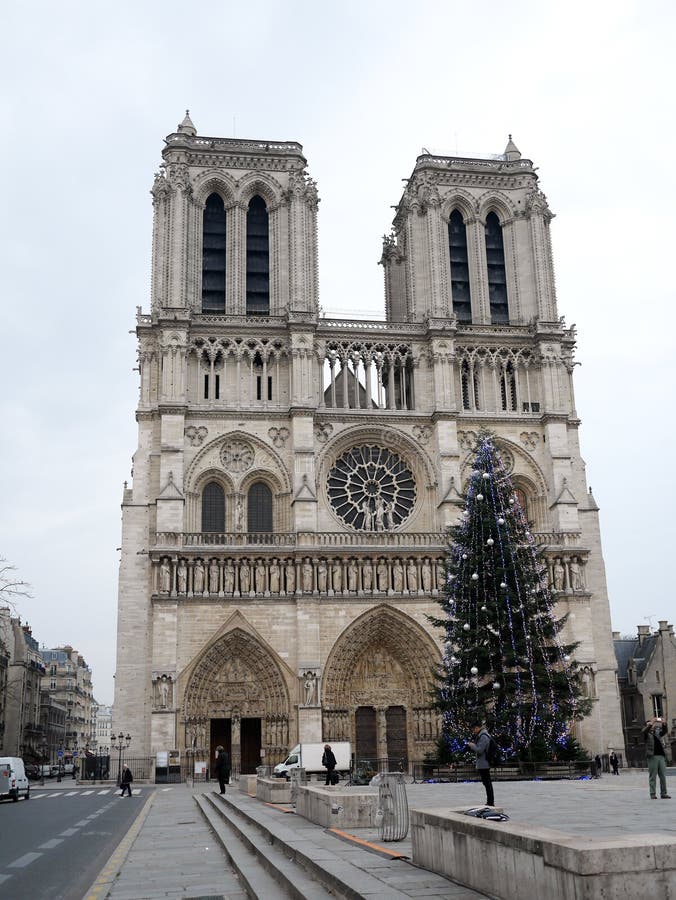 Yttersida av Notren Dame Cathedral i November i Paris arkivbild Yttersida av Notren Dame Cathedral i November i Paris arkivbild
