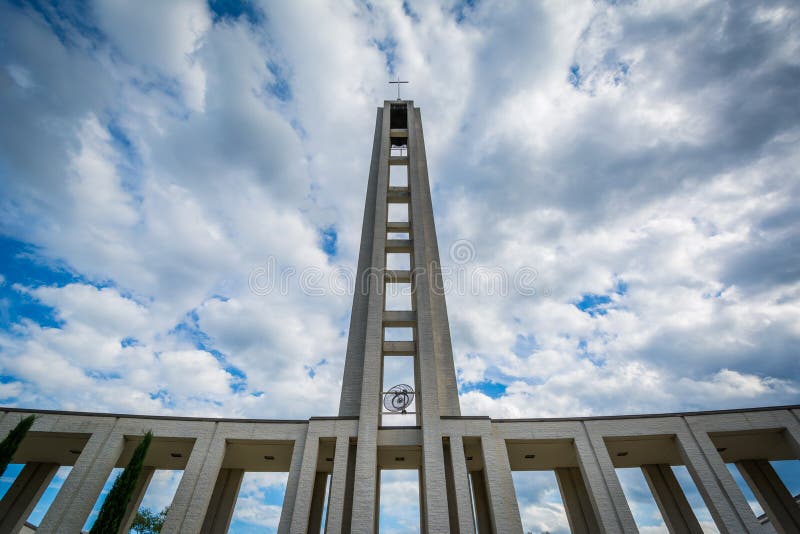 Yttersidan av den första Baptist Church, i uptownen Charlotte, N arkivbilder Yttersidan av den första Baptist Church, i uptownen Charlotte, N arkivbilder