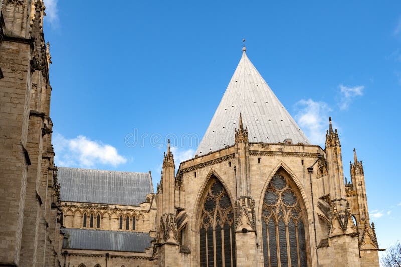 Yttre byggnad av den York domkyrkan, den historiska domkyrkan byggde på engelska gotisk stil som lokaliserades i stad av York, En arkivfoto Yttre byggnad av den York domkyrkan, den historiska domkyrkan byggde på engelska gotisk stil som lokaliserades i stad av York, En arkivfoto