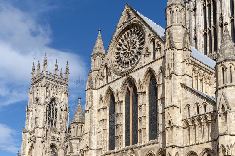 Yttre byggnad av den York domkyrkan, den historiska domkyrkan byggde på engelska gotisk stil som lokaliserades i stad av York, En arkivbilder Yttre byggnad av den York domkyrkan, den historiska domkyrkan byggde på engelska gotisk stil som lokaliserades i stad av York, En arkivbilder