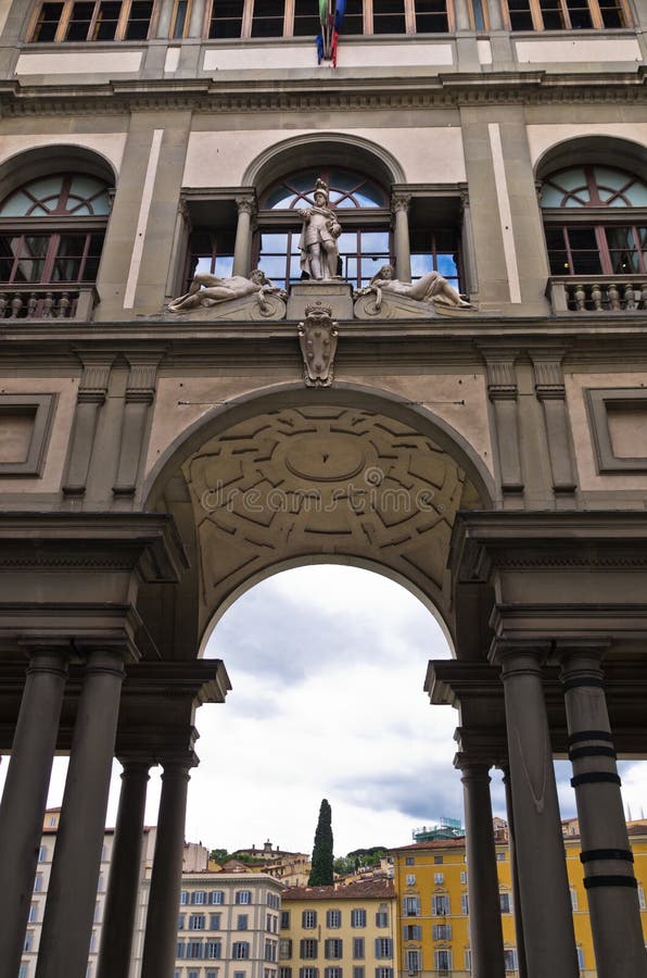 Yttre byggnadsdetalj av gallerit Uffizi, Florence, Tuscany arkivfoto Yttre byggnadsdetalj av gallerit Uffizi, Florence, Tuscany arkivfoto