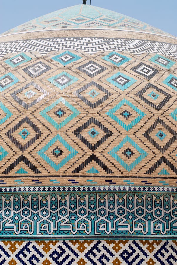 Yttre detalj av tegelplattagarneringen av kupolen av den Jameh moskén i Yazd, Iran royaltyfri foto Yttre detalj av tegelplattagarneringen av kupolen av den Jameh moskén i Yazd, Iran royaltyfri foto