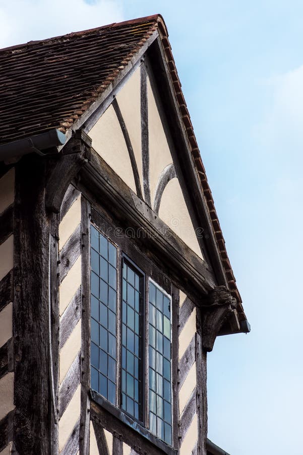 Yttre detalj för Tudor hus som byggs i detalj 1590 av closeupen för fönster- och takBlakesley korridor arkivfoton Yttre detalj för Tudor hus som byggs i detalj 1590 av closeupen för fönster- och takBlakesley korridor arkivfoton