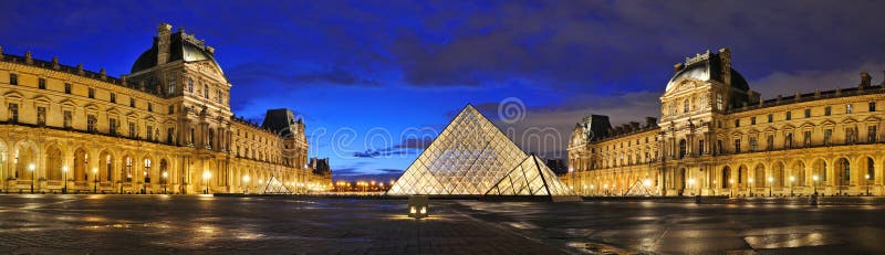 Yttre nattpanoramautsikt av Louvremuseet (Musee du Louvre) arkivfoton Yttre nattpanoramautsikt av Louvremuseet (Musee du Louvre) arkivfoton