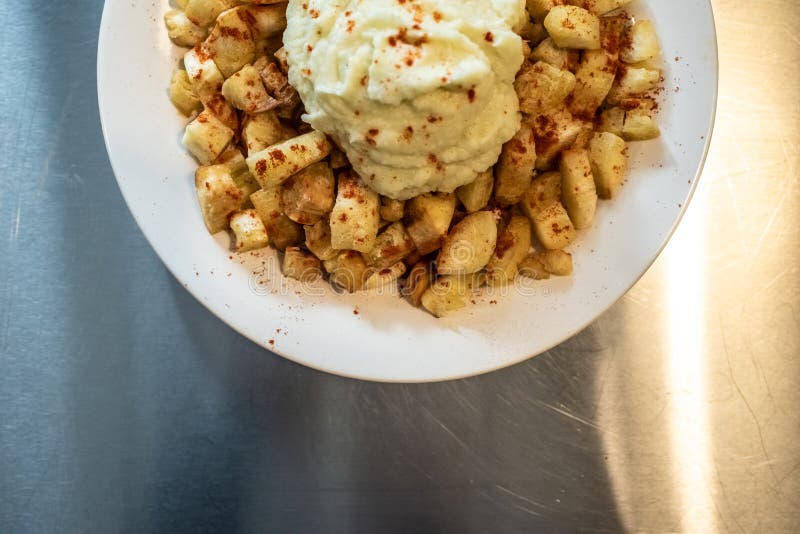Yuca smażona z sosem hummus