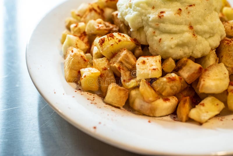 Yuca smażona z sosem hummus obraz stock