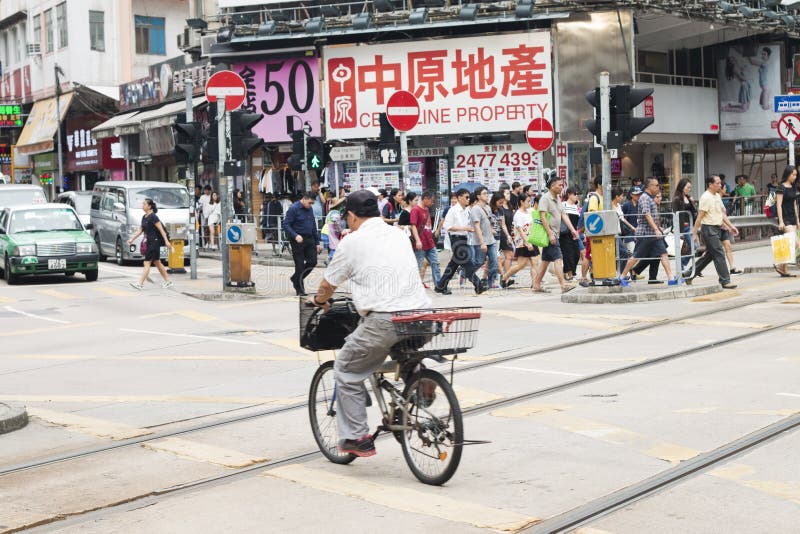Yuen Long Hong Kong- Oktober 7, 2016: Folk som på fötter och på korsar vägen och stången cykeln på den Yuen Long drevstationen arkivbilder Yuen Long Hong Kong- Oktober 7, 2016: Folk som på fötter och på korsar vägen och stången cykeln på den Yuen Long drevstationen arkivbilder