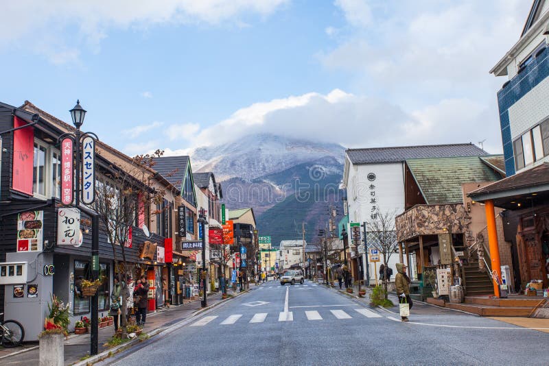 Yufuin huvudsaklig gata i Japan fotografering för bildbyråer Yufuin huvudsaklig gata i Japan fotografering för bildbyråer