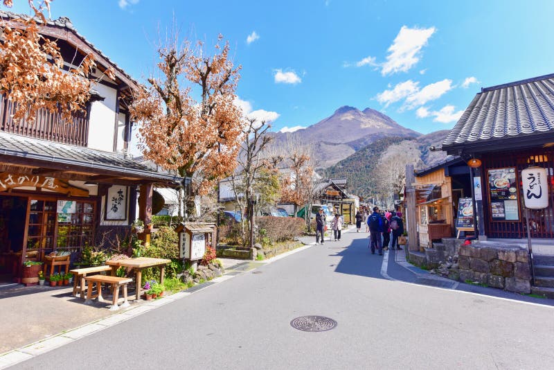 Yufuin Village mit Mt Yufu im Herbst im Hintergrund. Yufuin Village mit Mt Yufu im Hintergrund Herbst in Japan