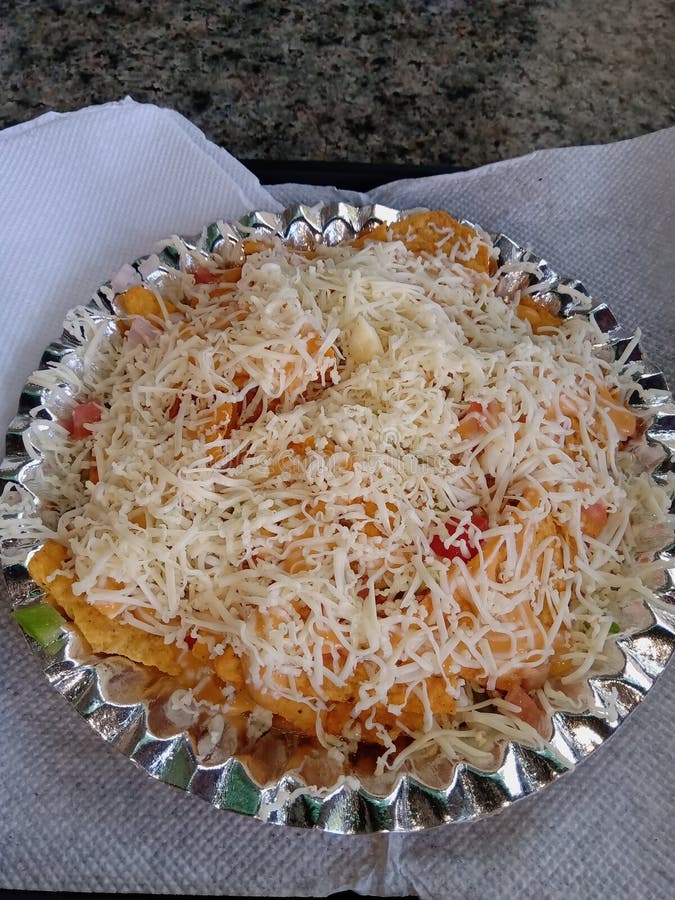 Yummy Cheesy Veggies Nachos arkivfoton Yummy Cheesy Veggies Nachos arkivfoton