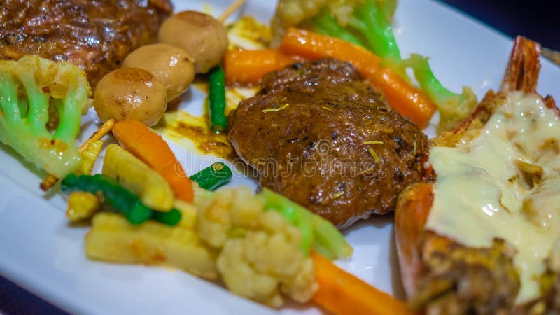 Yummy стейк говядины и пошевелить зажаренный овощ смешивания стоковое изображение rf Yummy стейк говядины и пошевелить зажаренный овощ смешивания стоковое изображение rf