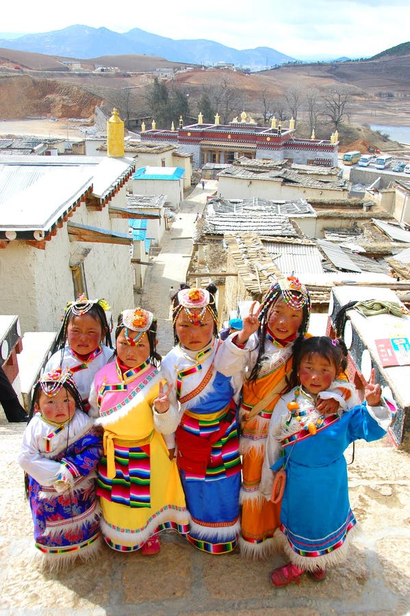 YUNNAN, CHINA - MARCH 20 : Unidentified Chinese Tibetan girls dr royalty free stock image YUNNAN, CHINA - MARCH 20 : Unidentified Chinese Tibetan girls dr royalty free stock image