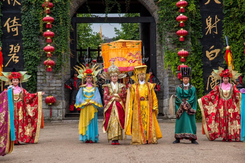 Yunnan Dali Dragon City, innan att utföra öppen ceremoni för välkommen gäst för portar arkivfoto Yunnan Dali Dragon City, innan att utföra öppen ceremoni för välkommen gäst för portar arkivfoto