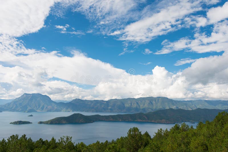 YUNNAN, ΚΊΝΑ - 9 ΣΕΠΤΕΜΒΡΊΟΥ 2014: Λίμνη Lugu ένα διάσημο τοπίο σε Lij στοκ εικόνες με δικαίωμα ελεύθερης χρήσης YUNNAN, ΚΊΝΑ - 9 ΣΕΠΤΕΜΒΡΊΟΥ 2014: Λίμνη Lugu ένα διάσημο τοπίο σε Lij στοκ εικόνες με δικαίωμα ελεύθερης χρήσης