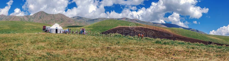 Yurt av herden på Assyplatå Almaty region, Kasakhstan royaltyfri fotografi Yurt av herden på Assyplatå Almaty region, Kasakhstan royaltyfri fotografi