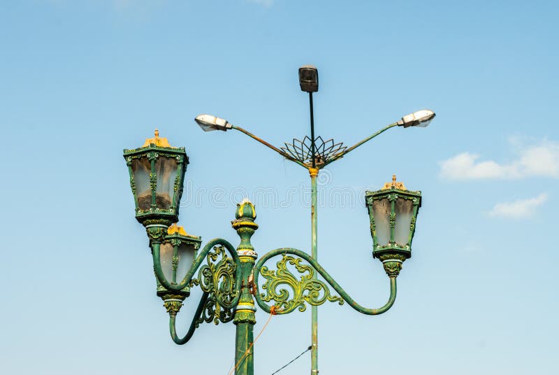 Yuxtaposición de las farolas viejas y nuevas foto de archivo Yuxtaposición de las farolas viejas y nuevas foto de archivo