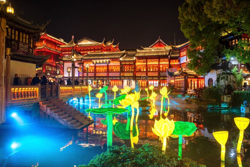 Yuyuan-shoppinggalleriet och det artificiella lotus-ljudet i Shanghai fotografering för bildbyråer