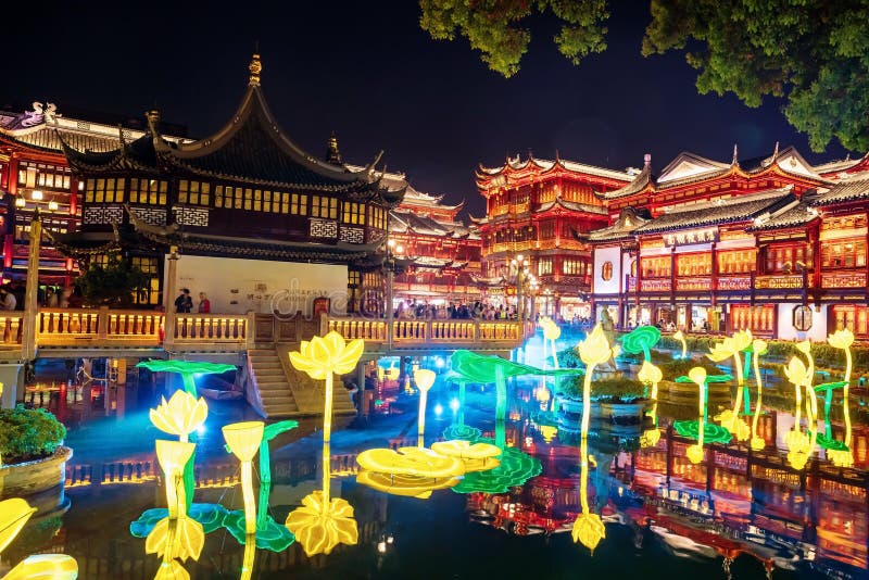 Yuyuan-trädgården och det artificiella lotus tända på dammen på natten Shanghai fotografering för bildbyråer