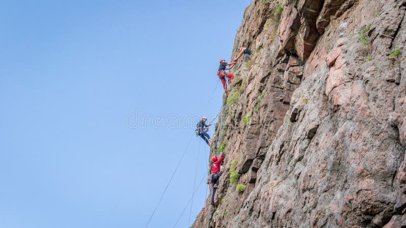 Yuzhnoukrainsk, Ukraine - 19 juin 2018 : Escalade Un groupe de jeunes grimpeurs de roche montent la roche verticale de granit photos stock Yuzhnoukrainsk, Ukraine - 19 juin 2018 : Escalade Un groupe de jeunes grimpeurs de roche montent la roche verticale de granit photos stock