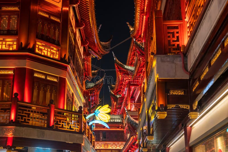 Yyuan-köpgallerian efter kinesisk traditionell design Shanghai royaltyfri bild