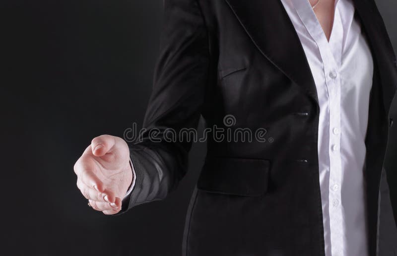 z bliska biznesowa kobieta rozci?ga za jej r?ce dla u?cisku d?oni Odizolowywaj?cy na czarny tle fotografia stock z bliska biznesowa kobieta rozci?ga za jej r?ce dla u?cisku d?oni Odizolowywaj?cy na czarny tle fotografia stock